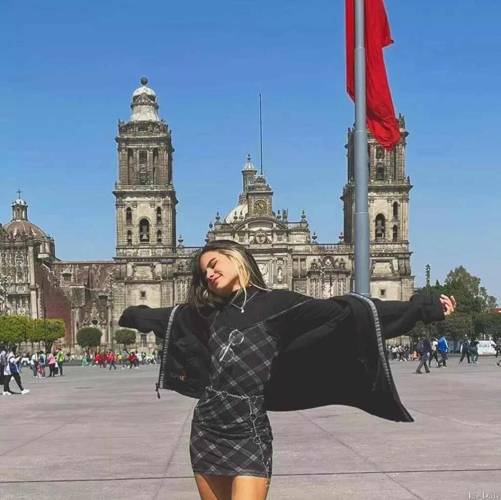 Rosa, 23