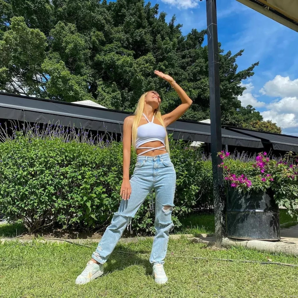 Valentina, 25