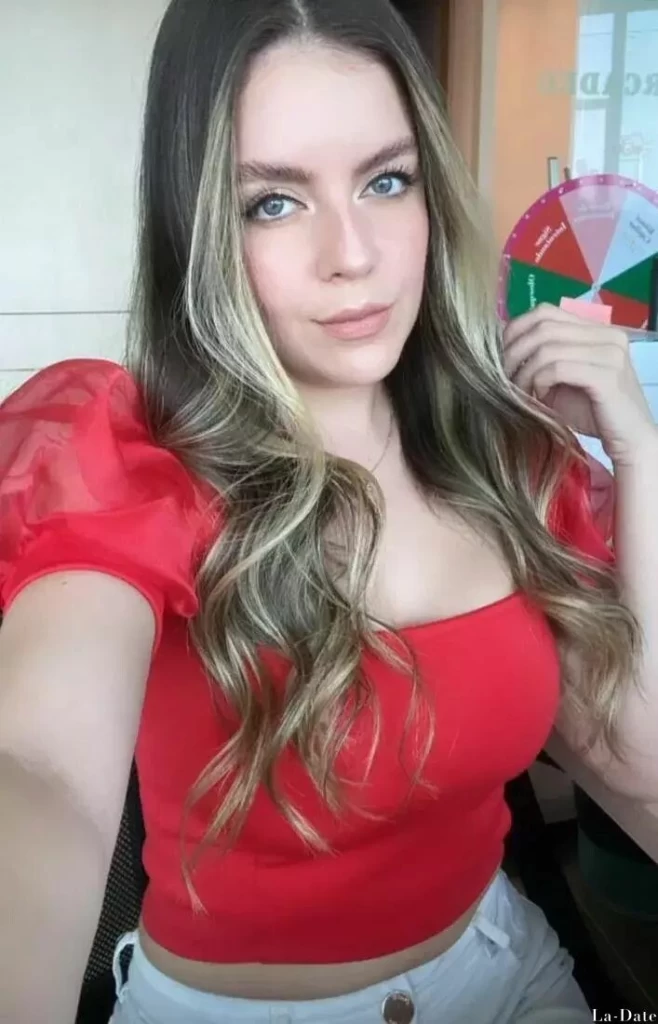 Andrea, 33
