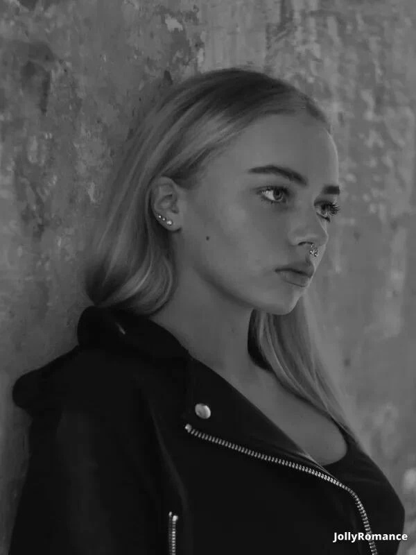 Alona, 18