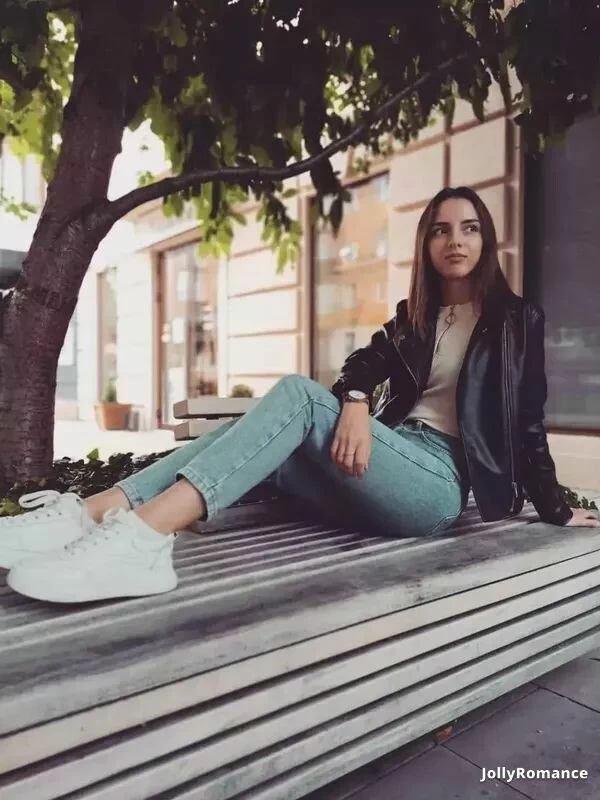 Elena, 23