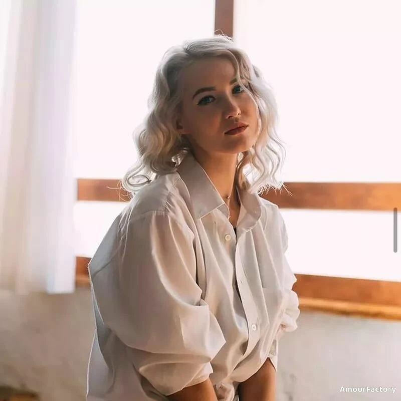 Maria, 24