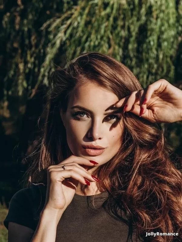 Alexandra, 26