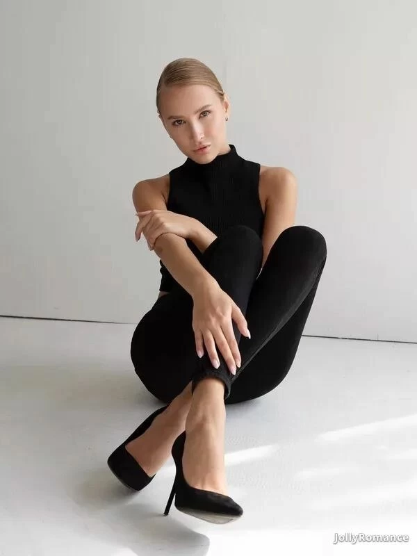 Anna, 23