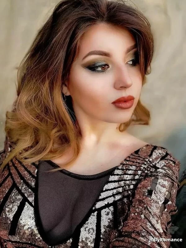 Elena, 23