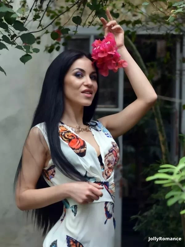 Yana, 35