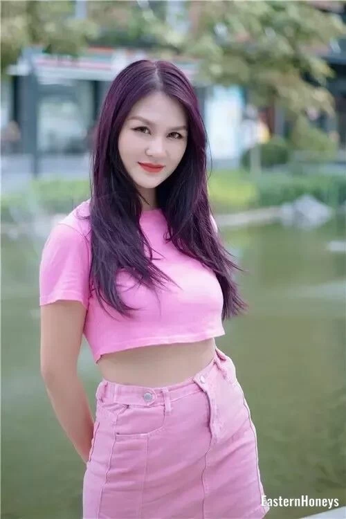 Tina, 25
