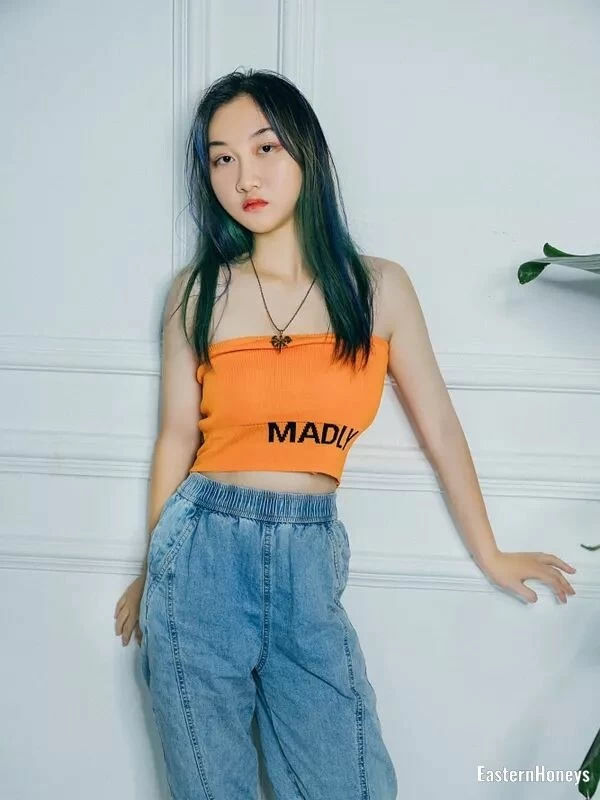 Mia, 19