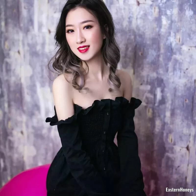 Nora, 23