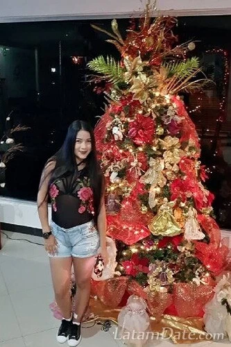 Laura, 33