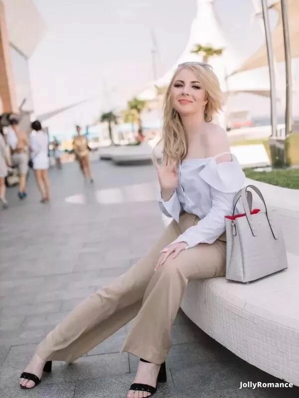Larisa, 35