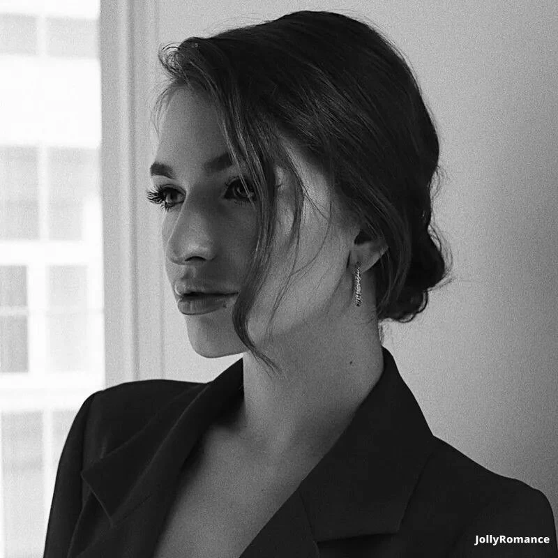 Valeria, 21