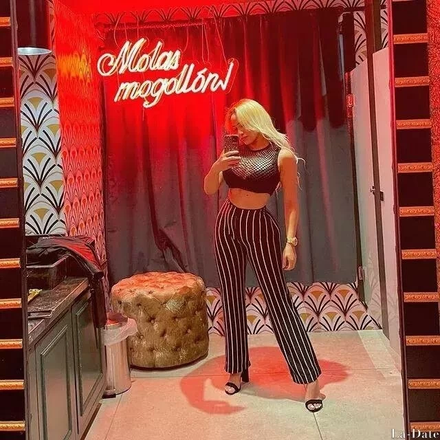 Alexandra, 29