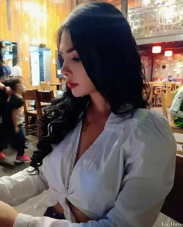 Camila, 32
