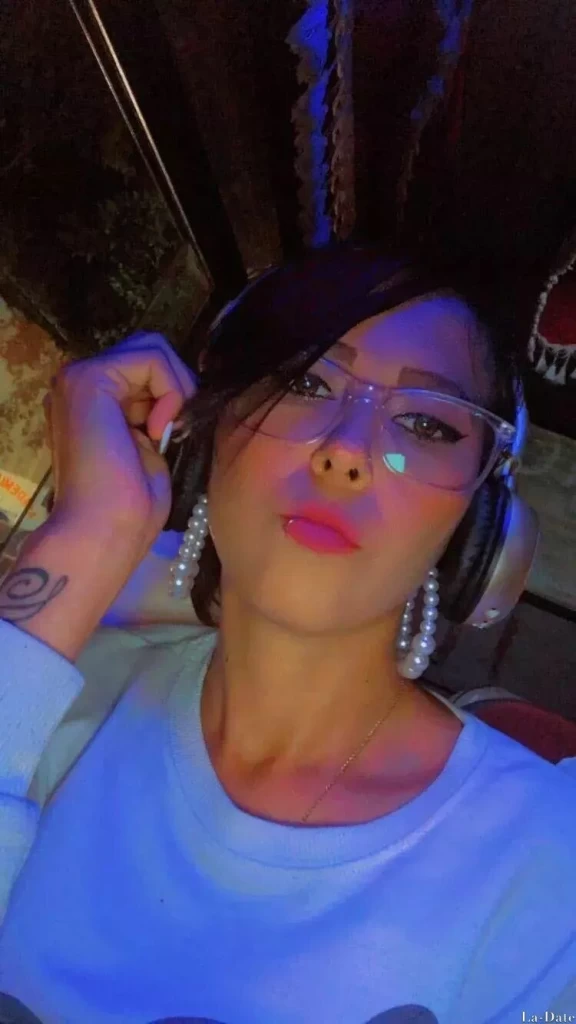 Angie, 32