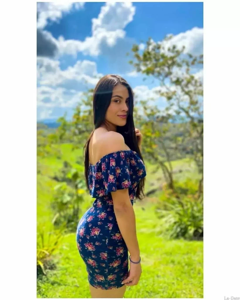 Paula, 26
