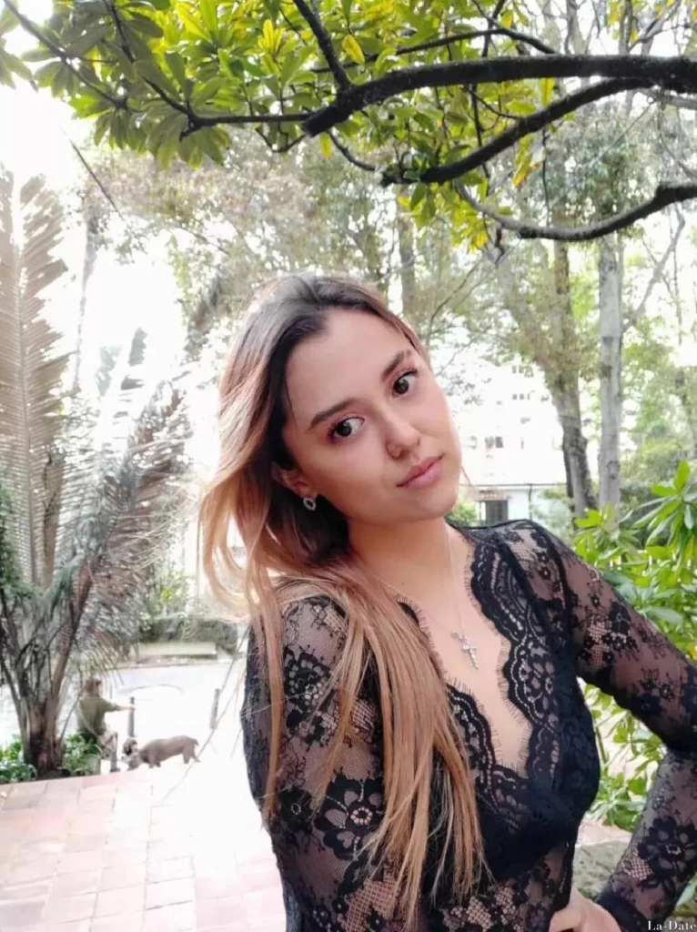 Sandra, 25
