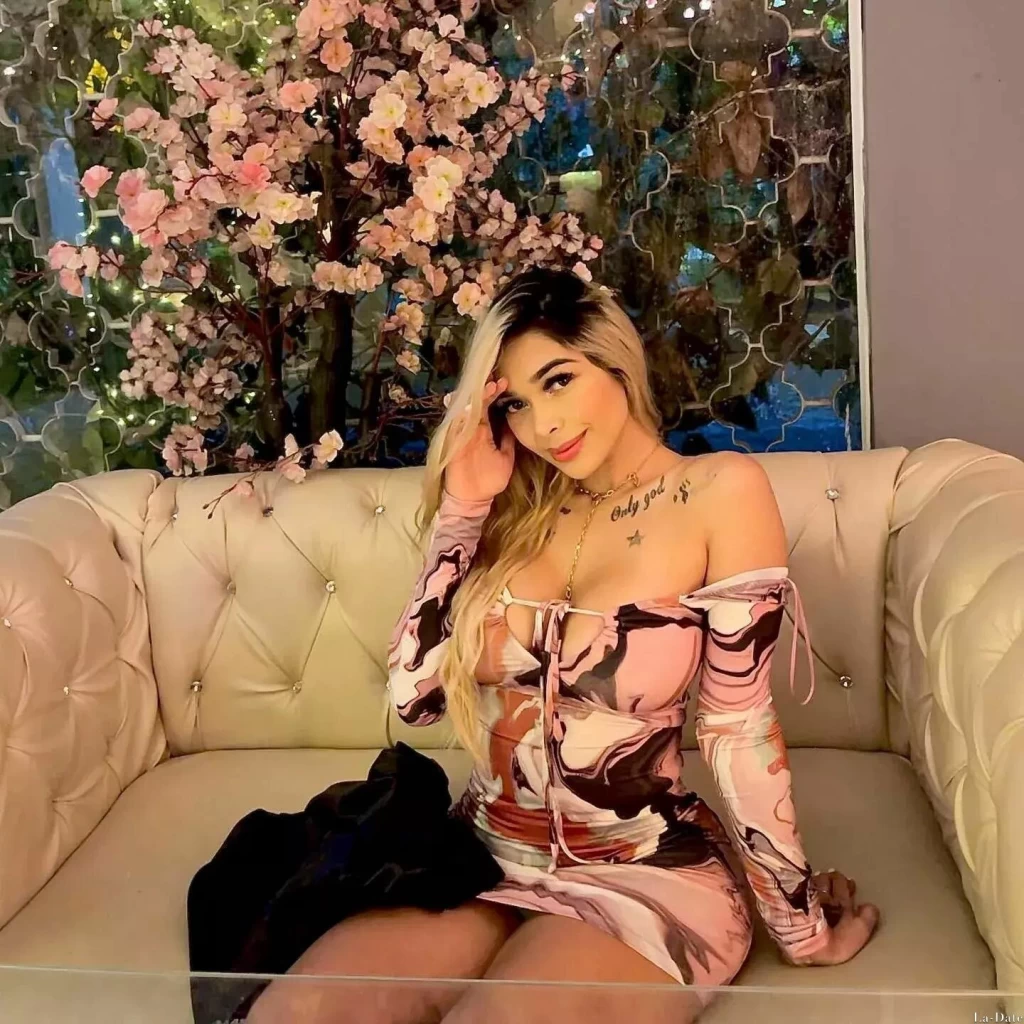 Dayana, 27