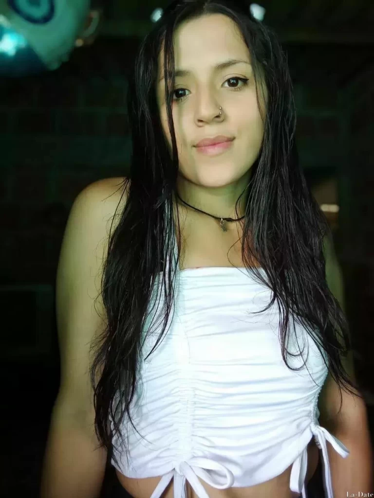 Daniela, 22